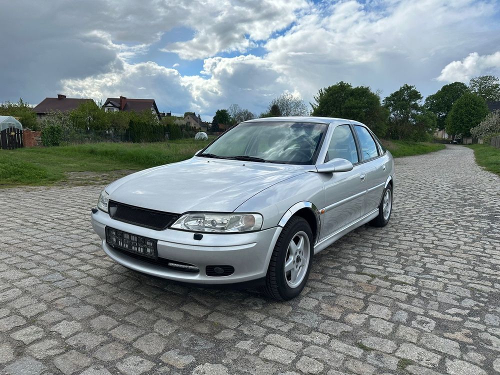 Opel Vectra 2000 rok, liftback 1,8 benzyna dwa komplety alu xenon klim