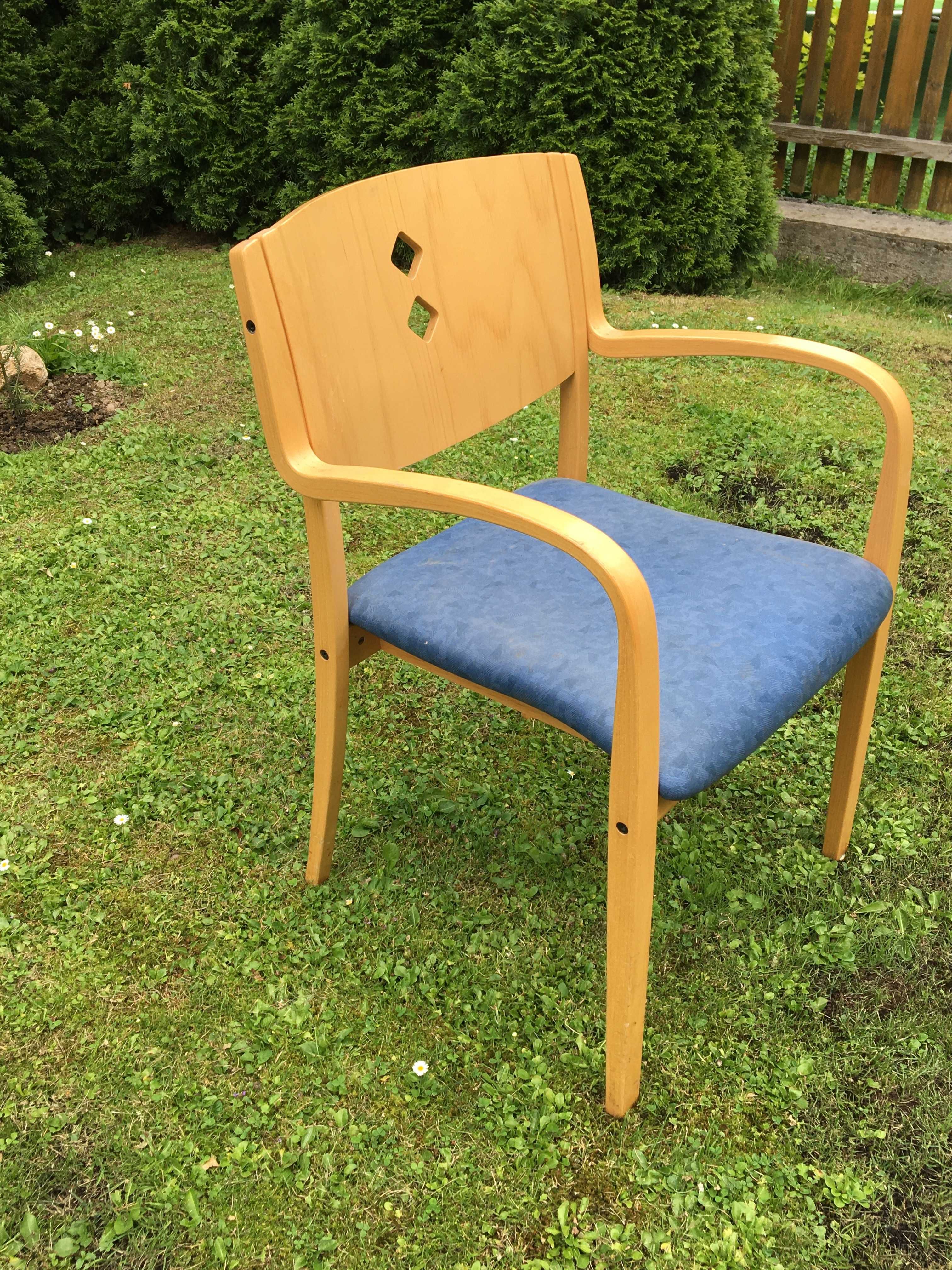 4 krzesła ze sklejki sztaplowane