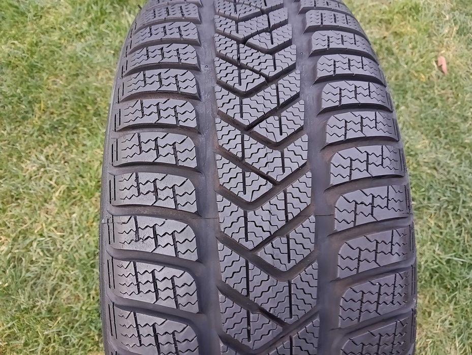 opona 225/45/18 Pirelli Sottozero 3 1 sztuka 8mm