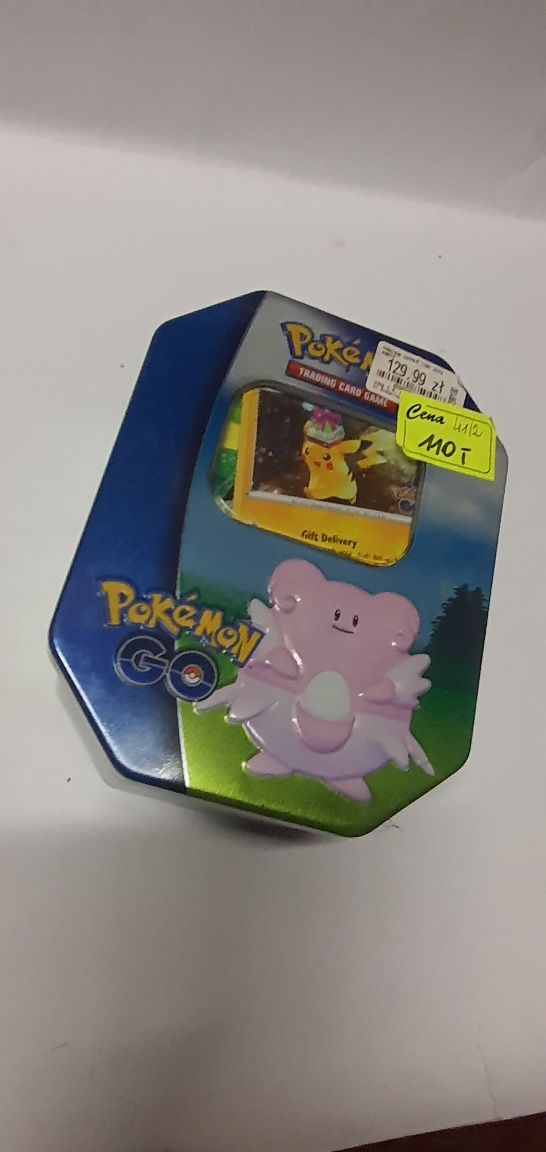 Puszka z kartami pokemon.