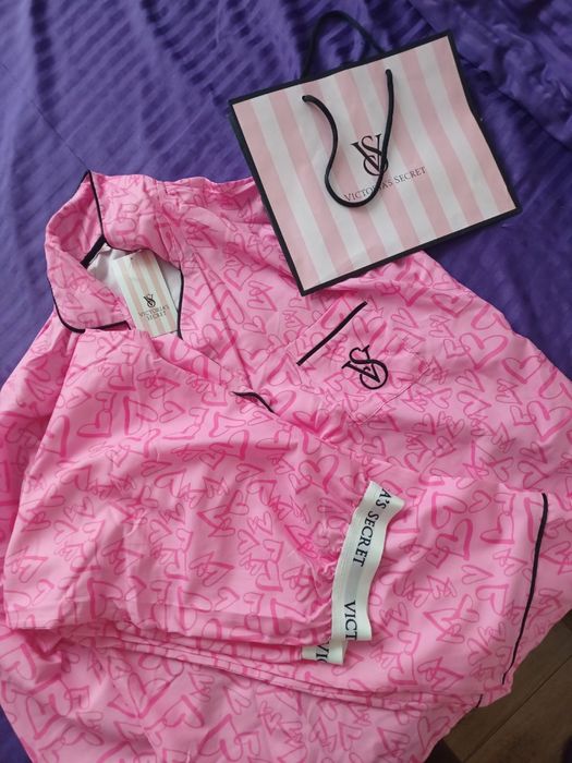 Пижама ярко розовая под бренд vs