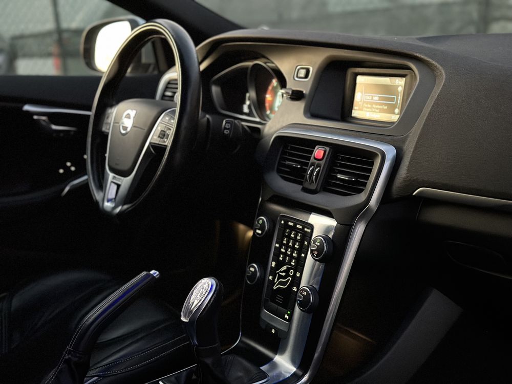Volvo V40 1.6 D2 ‘ R-Design ‘  GARANTIA !
