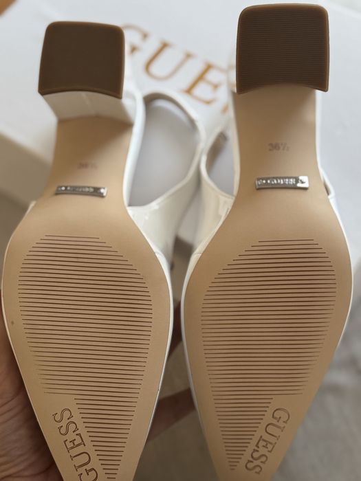 Sapatos brancos Guess