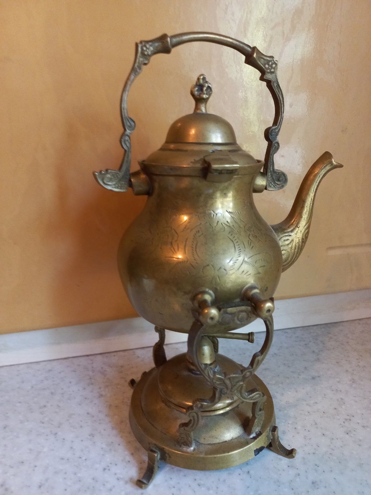 Антикварный чайник,  бронзовый, с горелкой на подставке.