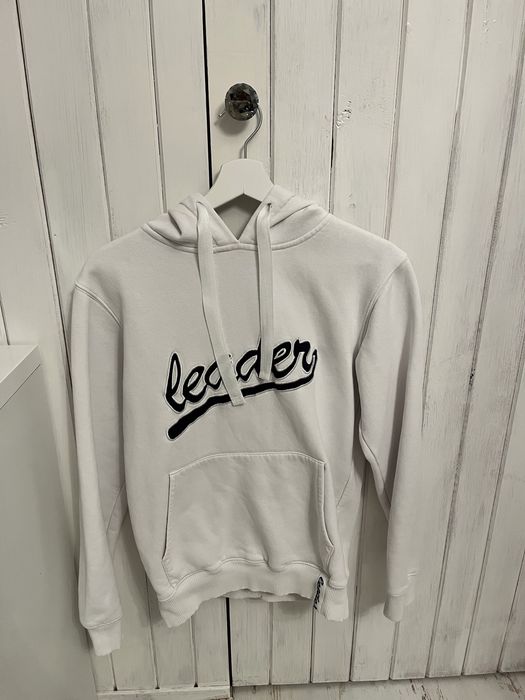 Biała bluza z wyszytym tekstem