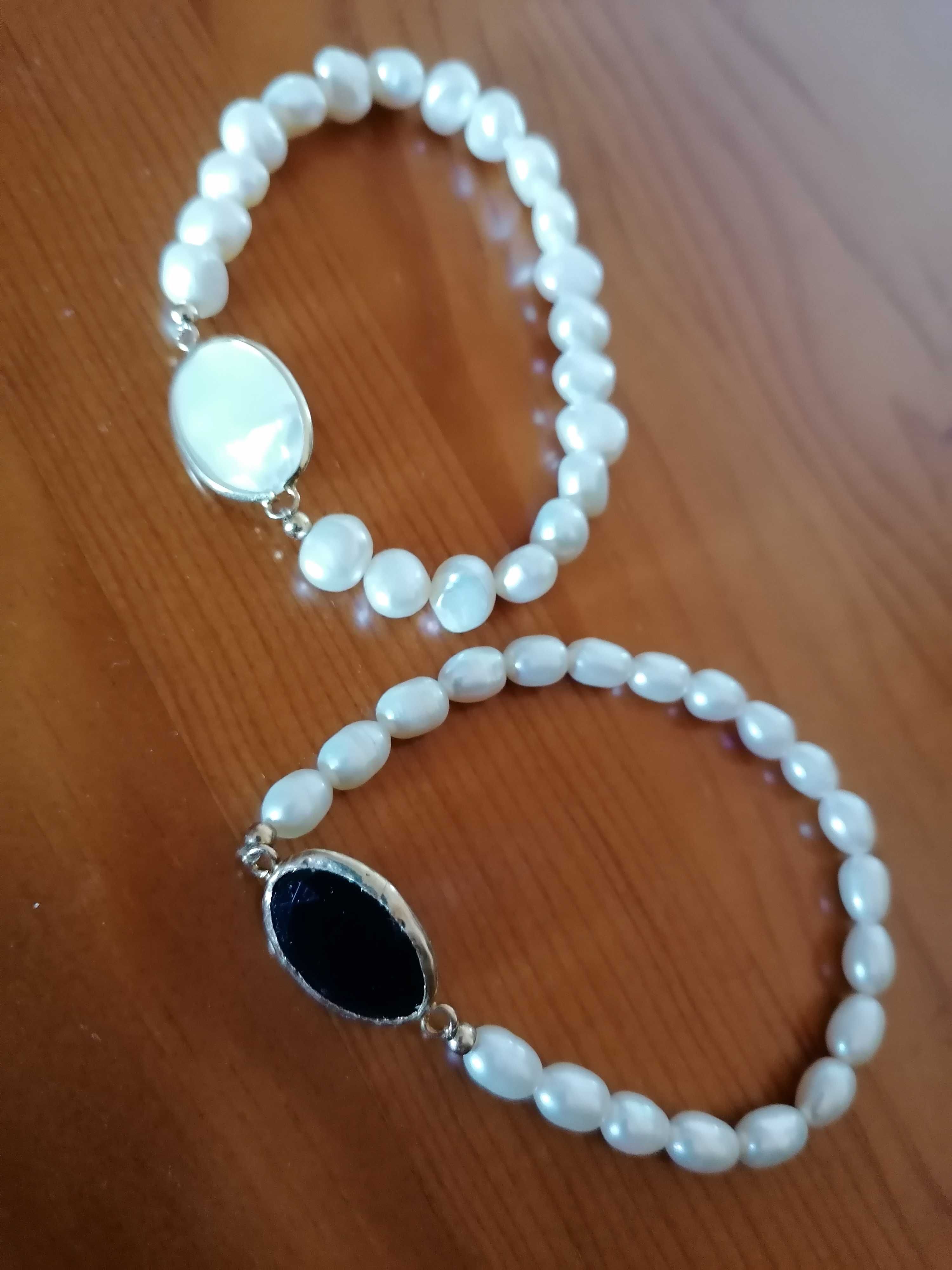 Duas pulseiras em pérolas e aço inoxidável