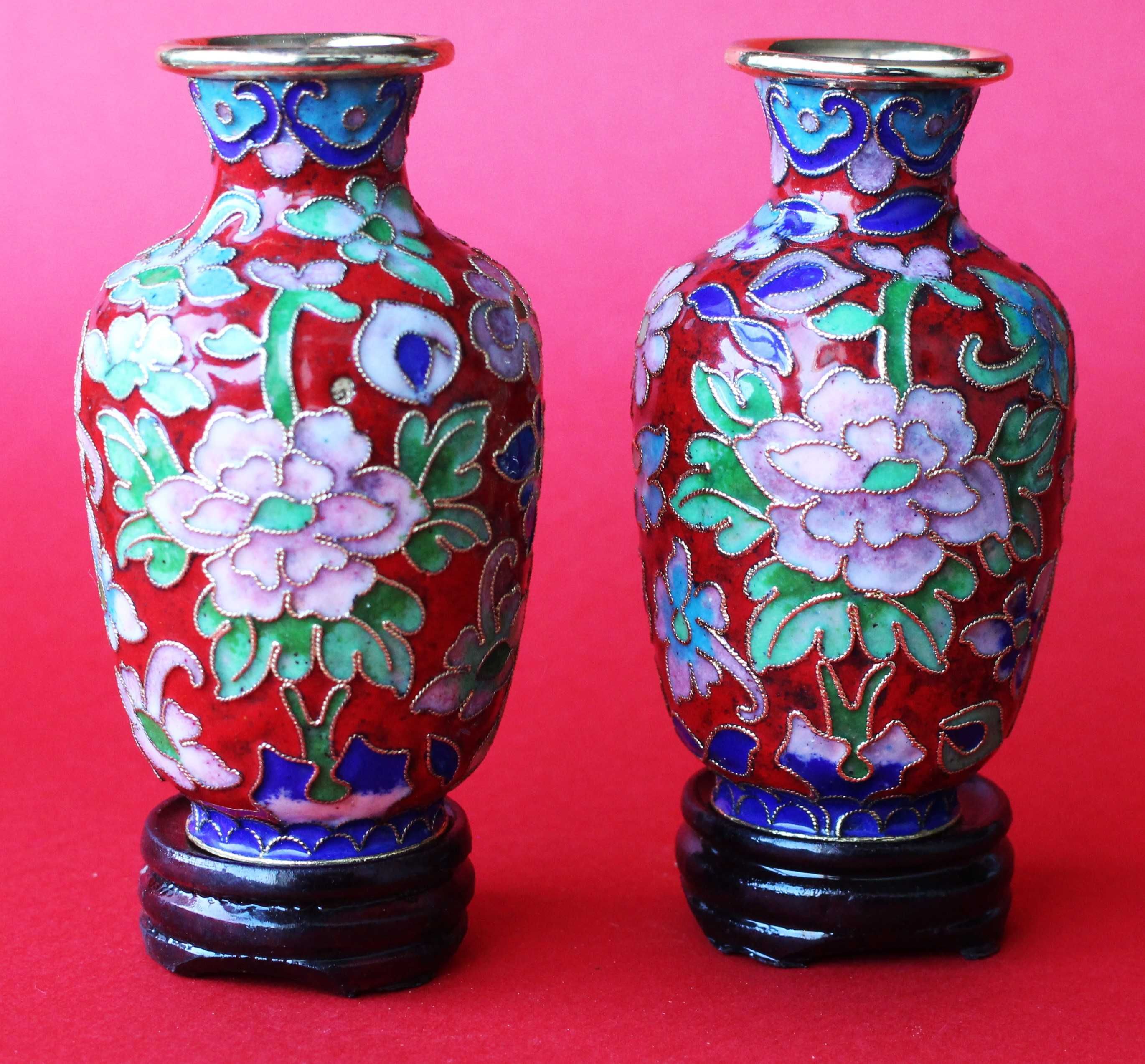 PAR DE PEQUENAS JARRAS EM ESMALTES CLOISONNÉ, CHINA, 2003 C/CAIXA