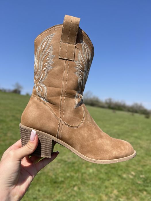 Стильні шкіряні козаки з вишивкою