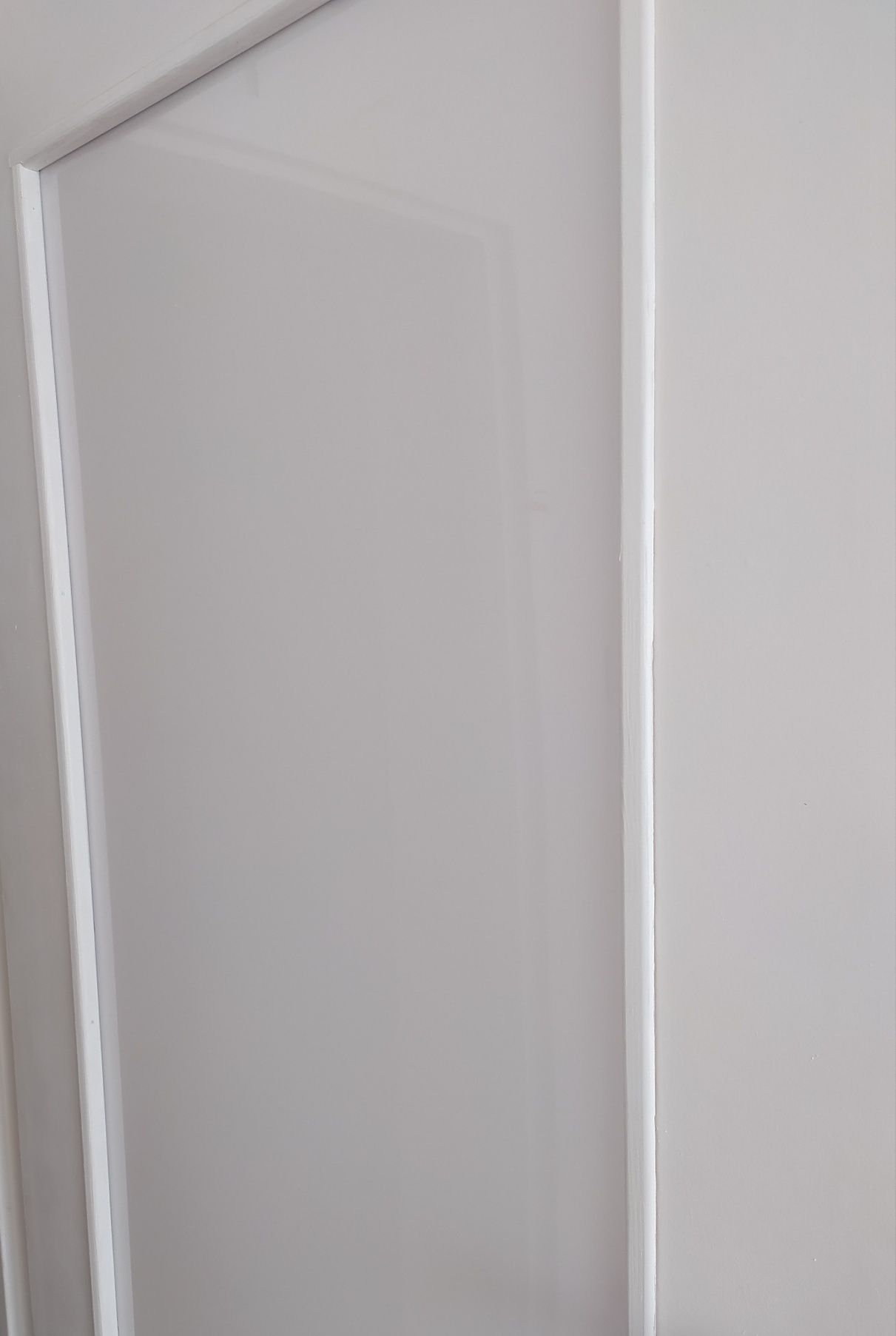 Tafle plexi wymiarowane, wypelnienie drzwi wewn. ; kolor mleczny.