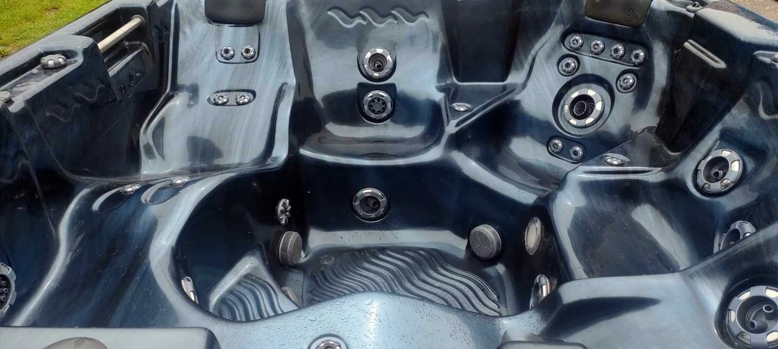 Jacuzzi LeisureBaySpas