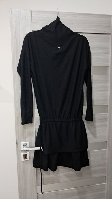 Wełniana sukienka z golfem i falbankami