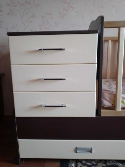 Дитяче ліжко з пеленальним столиком та маятником