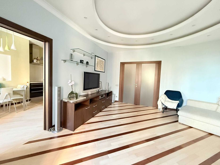 Чорновола 25, тиха, простора, затишна 2к, висота стелі 3м.