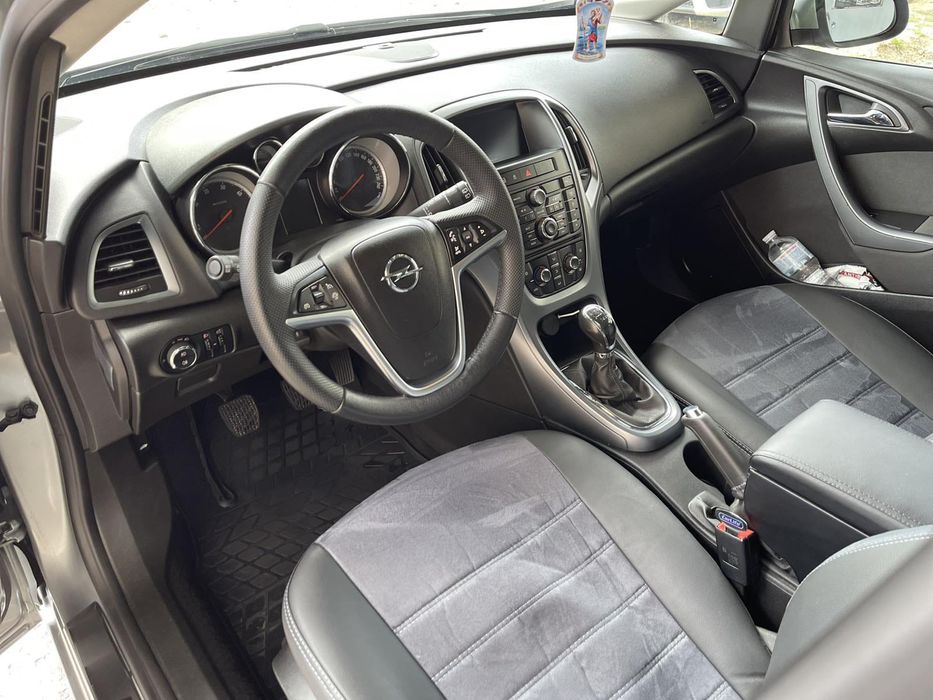 Продається автомобіль Opel Astra J