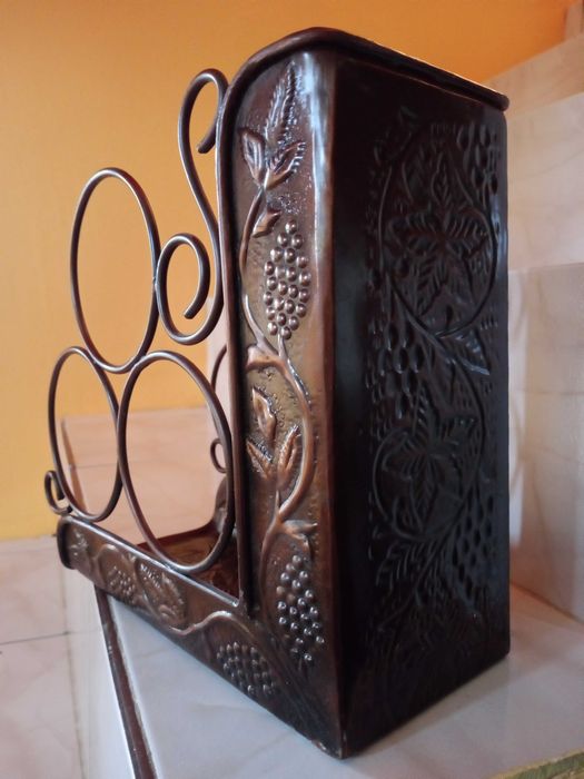 stylowy stojak na wino