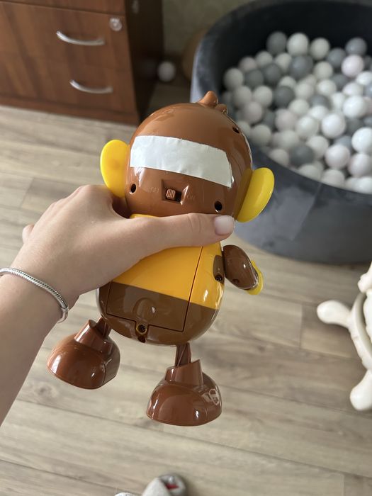 мавпа іграшка ходить співає світиться