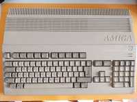 Commodore Amiga 500 de 1989 + dois joysticks e manual Inglês. Ler desc