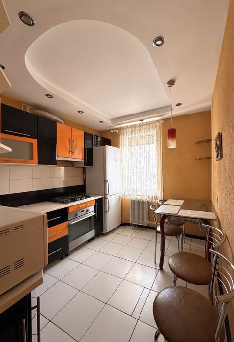 Ремонт, 2-кім 52м2, біля зупинки!