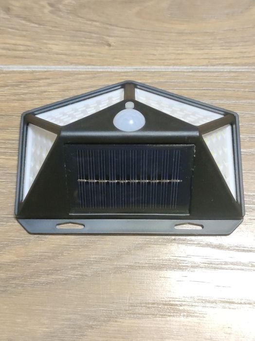 Уличный светильник с датчиком движения на солнечной батарее
