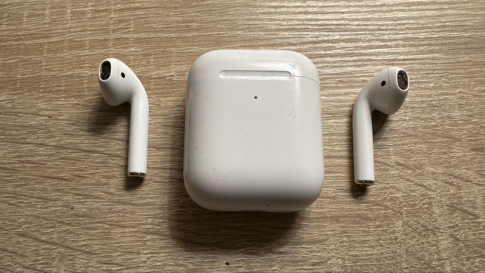AirPods 2 оригінал + чохол. Коробка в наявності.