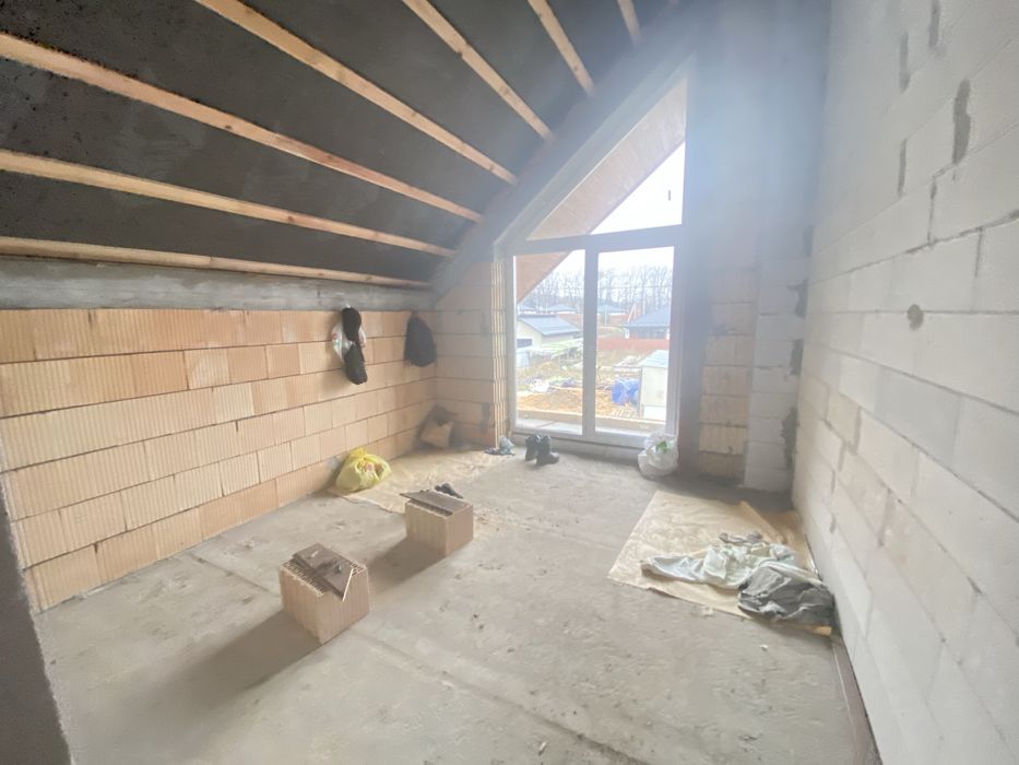 Двухповерховий будинок в спокійному районі!