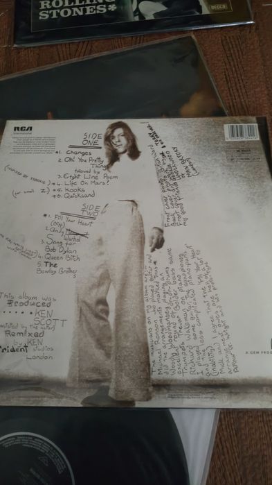 Pink Floyd 
Rolling Stones 
David Bowie 

 Capas e discos muito bom es