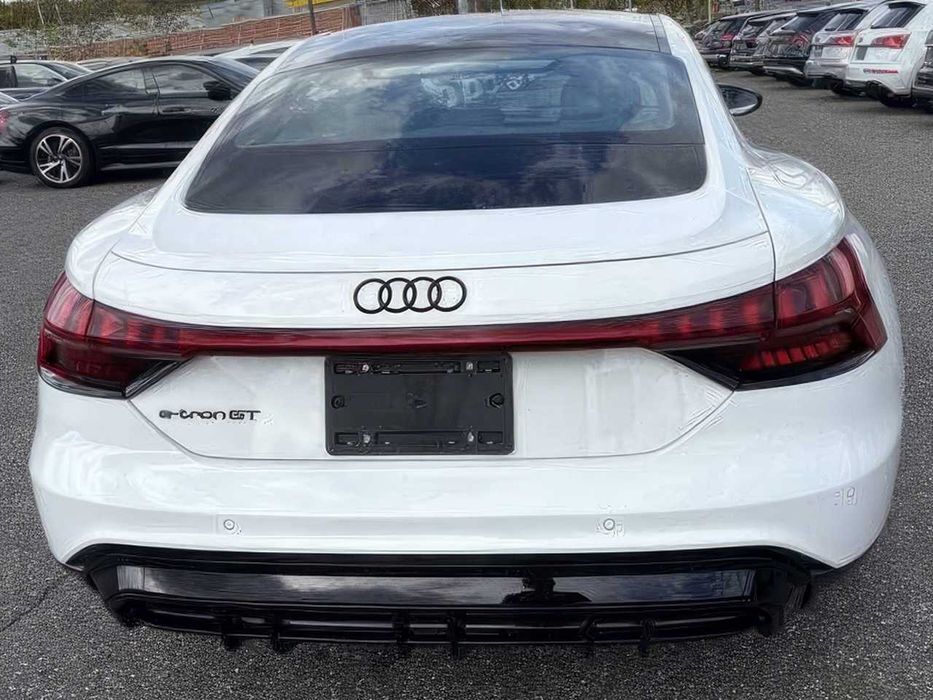 Audi e-tron      2023