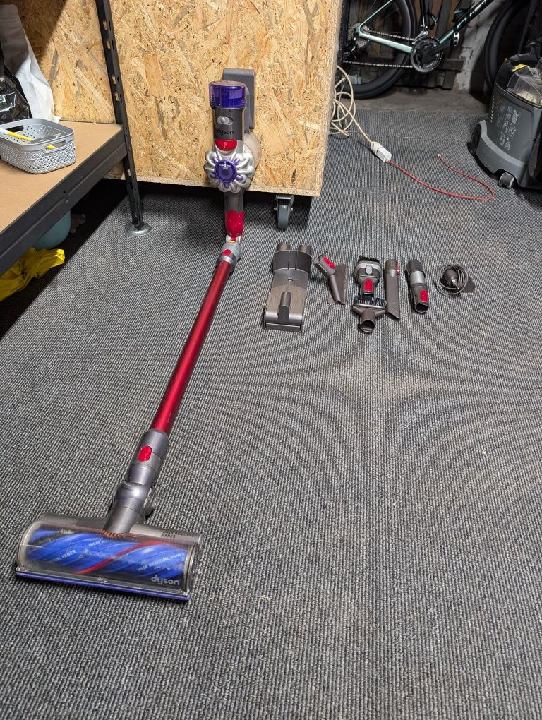 DYSON V8 Extra Absolutne duży zestaw. Odkurzacz bezprzewodowy