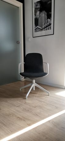 Białe szare krzesło biurowe konferencyjne Långfjäll Ikea