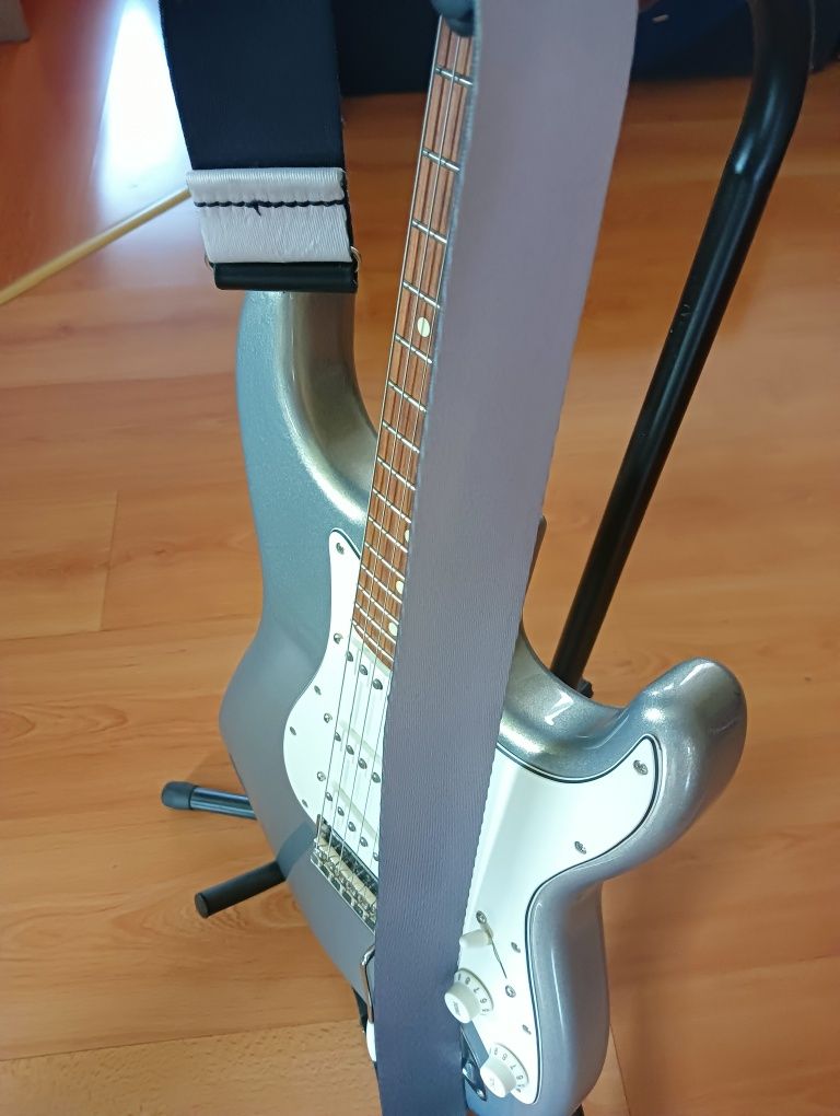 Fender stratocaster silver.