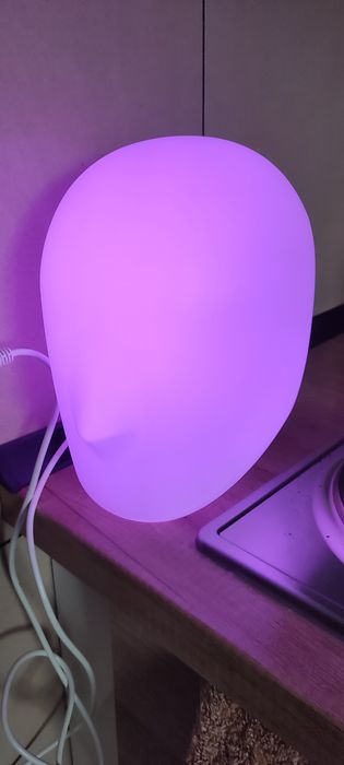 Lampka RGB w kształcie głowy – zmieniająca kolory
