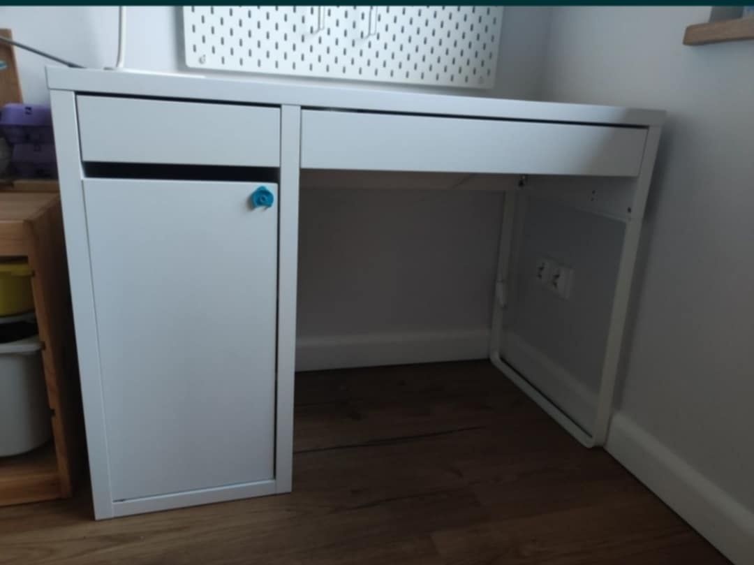 Biurko Micke ikea z nadstawka.
