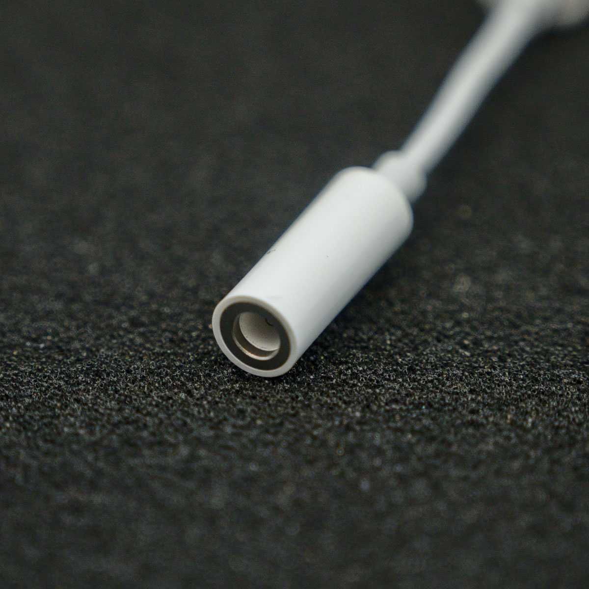 Адаптер Apple Lightning to 3.5 mm Headphone Jack A1749 Iphone