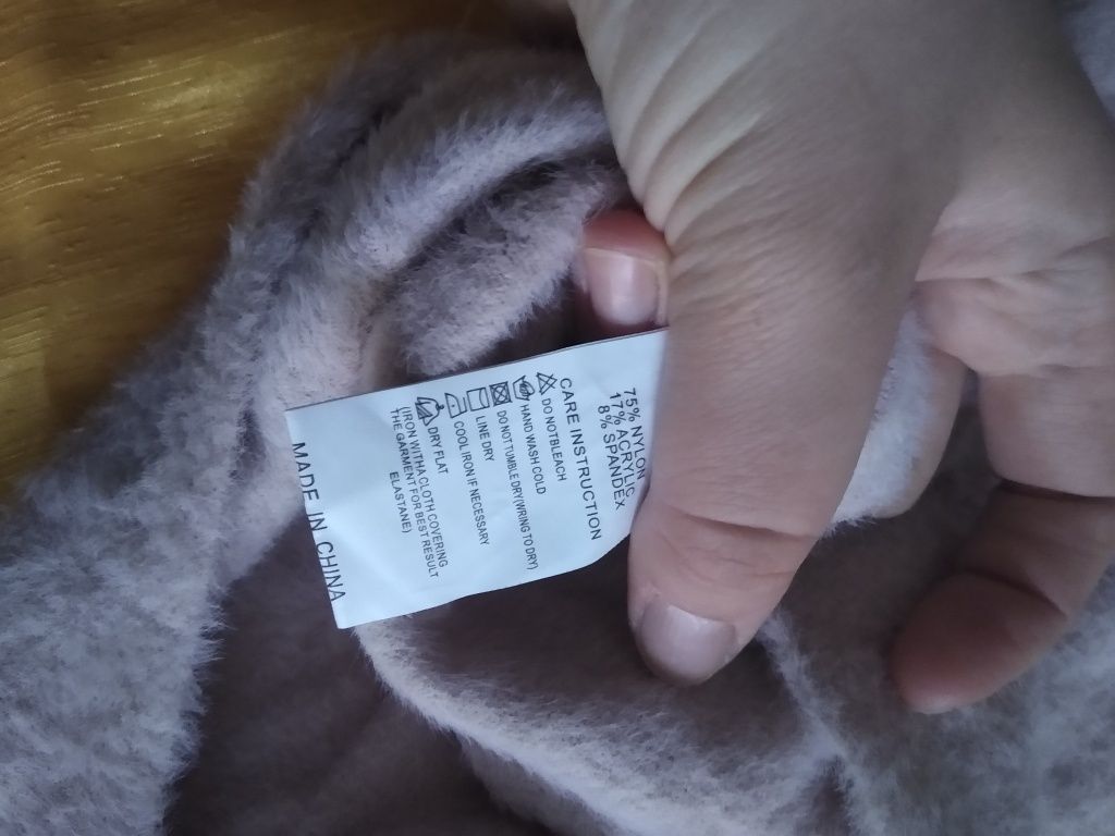 Różowy sweter z aplikacją jak alpaka