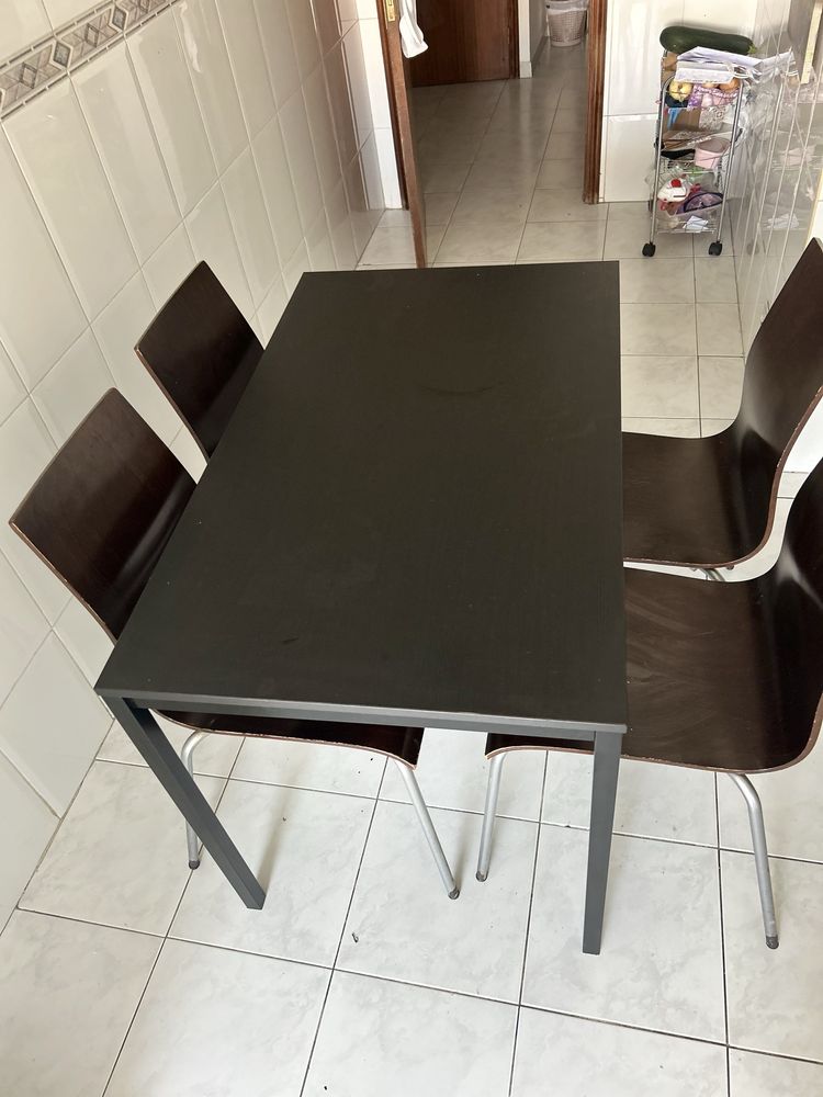 Conjunto de mesa com cadeiras