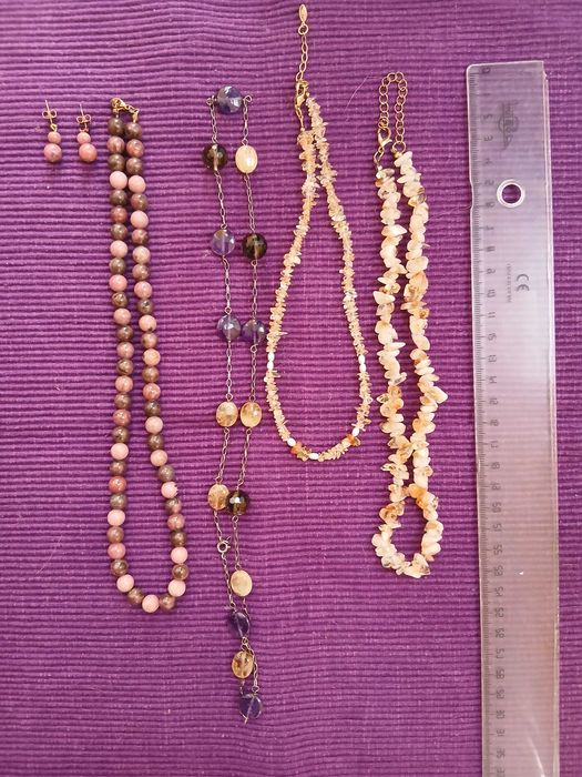 Colares de pedras cítricas com pérolas de rio