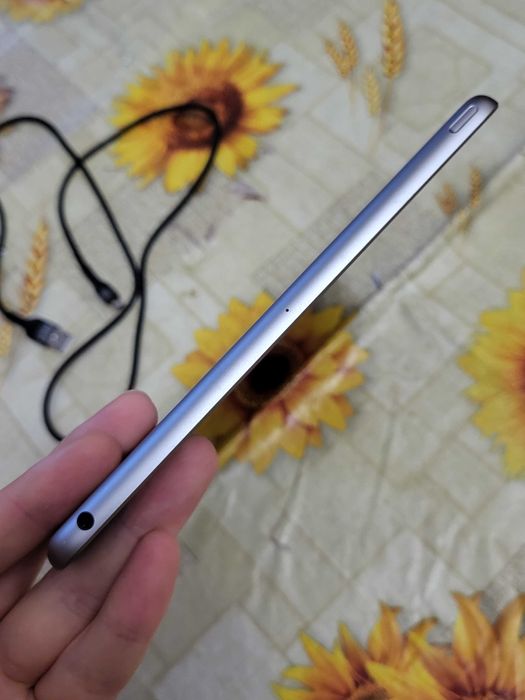 iPad 9.7" 6 покоління 128 ГБ планшет apple