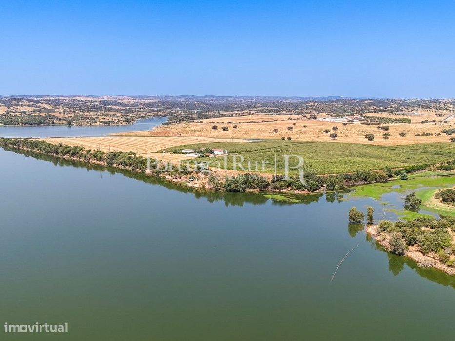 Herdade de regadio com 30 hectares em Évora