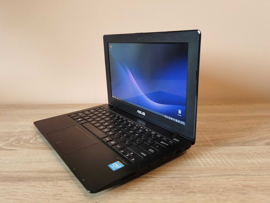 Компактный Asus F200