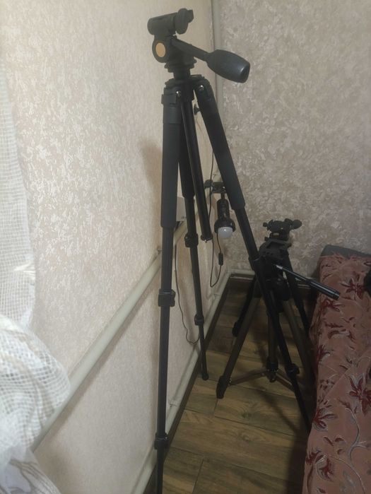 Штатив ,тринога.