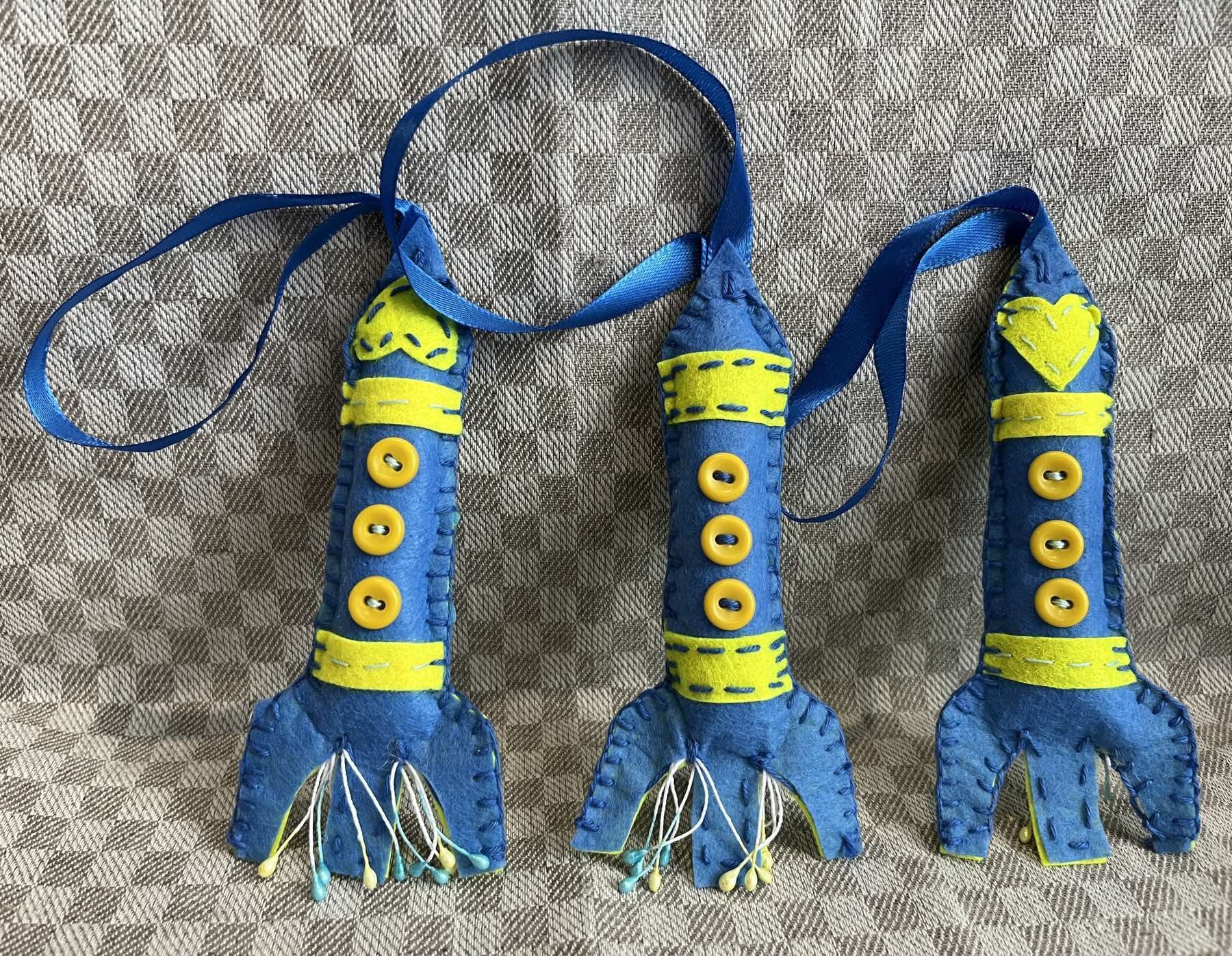 Український сувенір Іграшка з фетру Ракета Україна жовто-блакитна
