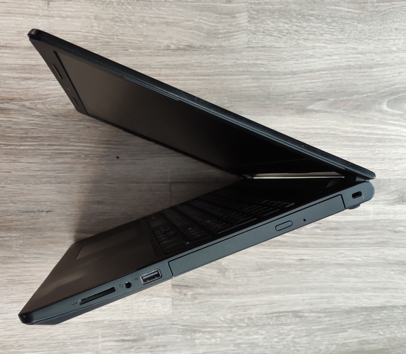 Продам ігровий ноутбук Dell inspiron 15 3575 i5/8Gb/Radeon 520 2Gb