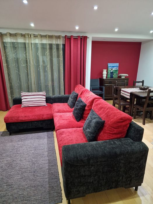 Sofá vermelho e castanho com cheselong