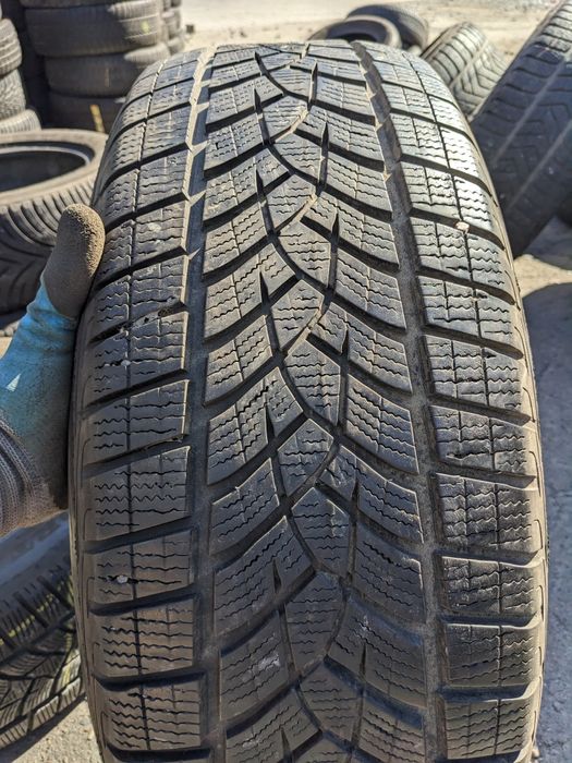 235/60R18 Goodyear UltraGrip