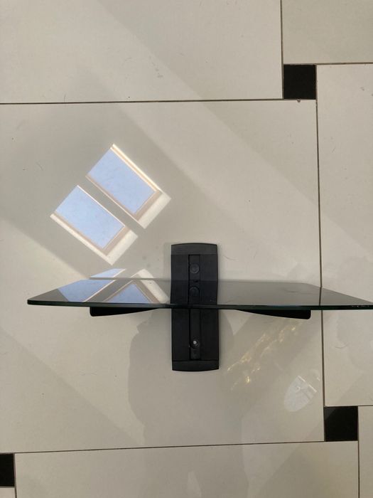 Półka pod tv przykręca na ściany szklana