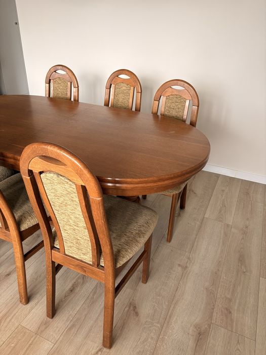 Stół z dębowymi krzeslami