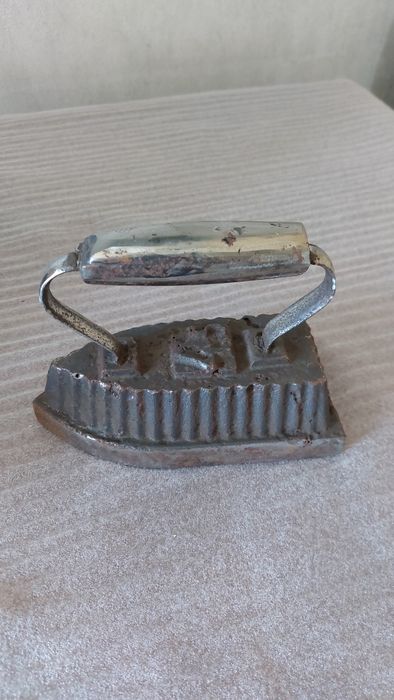 Чугунный утюг, праска "Красный литейщик" 4,5 кг.