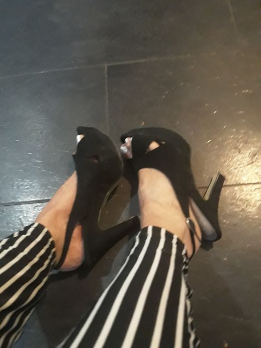 Sandálias pretas italianas em pele genuína de camurça genuína de camur