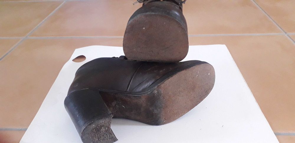 Sapatos em pele castanhos