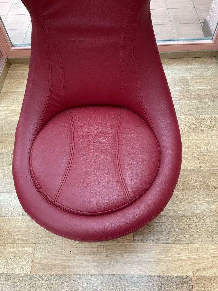 Czerwony burgundowy fotel obrotowy